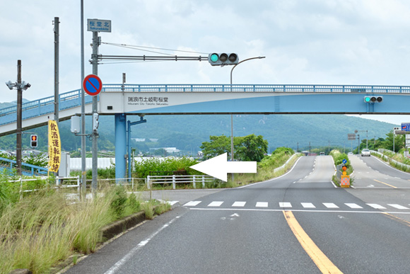 最後の右折手前の歩道橋（土岐町花村）